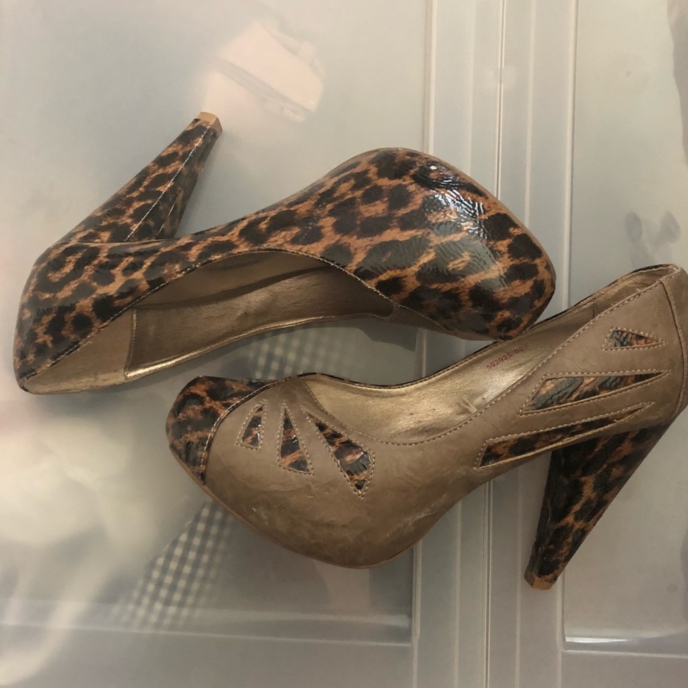High heel shoes with leopard print